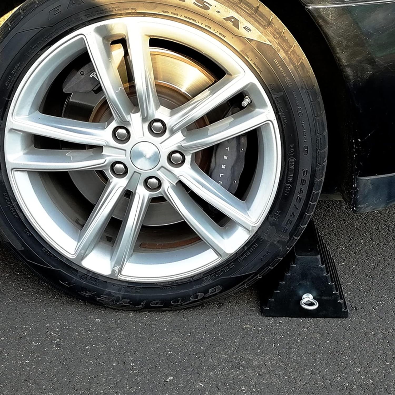 ROBLOCK 2 Pack Wheel Chocks Rubber Heavy Duty Black with Eyebolt, 9" Length x 7.1" Width x 5.5" Height, for Cars, RVs, Trucks, Trailers, and Vehicles, Anti-Slip Design Tire Chock for All Weather Use